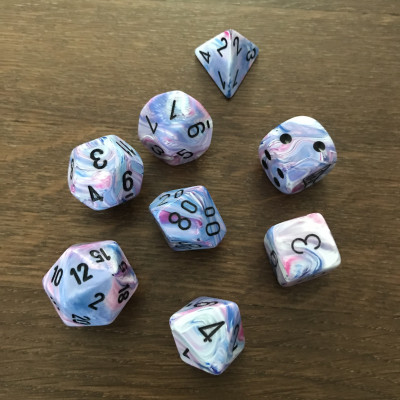 Chessex - Lab Dice 8  - Festive -  Hydrangea - Noir  - CHX 30065