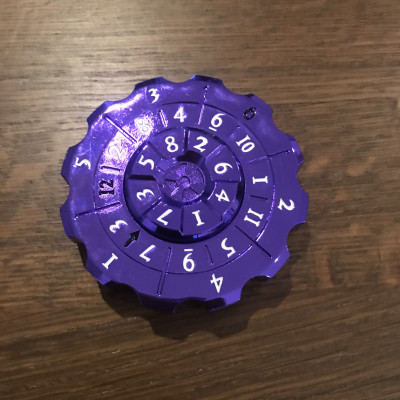 Spinning Dice - Metal - Pourpre - Blanc