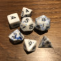 Mini Dice - Set 7 dés -  Blanc tacheté Bleu - Noir - MG Dice