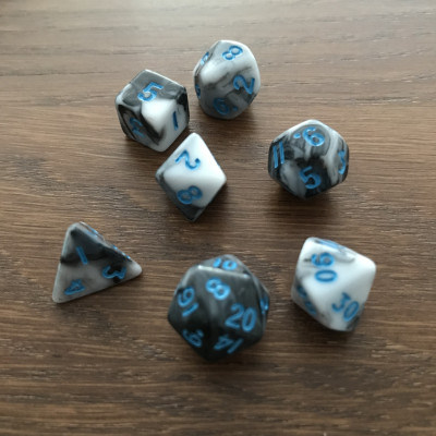 Mini Dice - Set 7 dés -  Noir - Blanc - Bleu - MG Dice