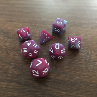 Mini Dice - Set 7 dés -  Poupre - Bleu - Blanc - MG