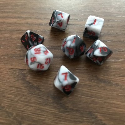 Mini Dice - Set 7 dés - Blanc - Noir - Rouge  - MG Dice