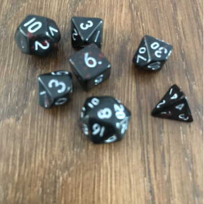 Mini Dice - Set 7 dés - Noir - tacheté - rouge - Blanc - MG Dice
