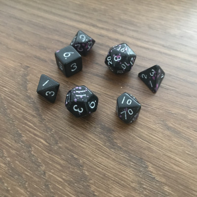 Mini Dice - Set 7 dés -  Noir - tacheté - rouge - Blanc - MG